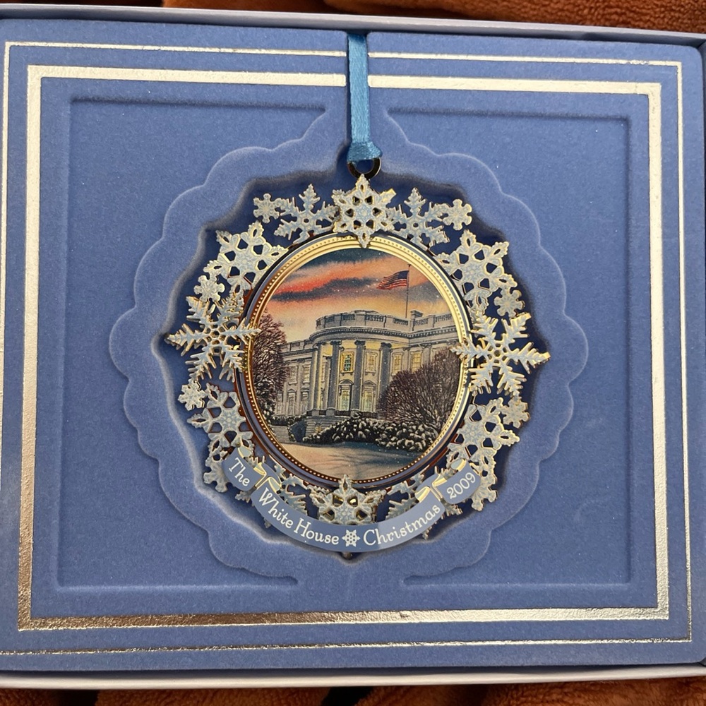 White House Holiday Ornament with Gold Accents 2009